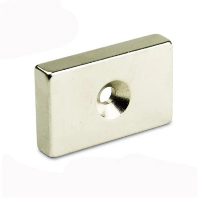 Blok magnet z vgreznjeno za motor